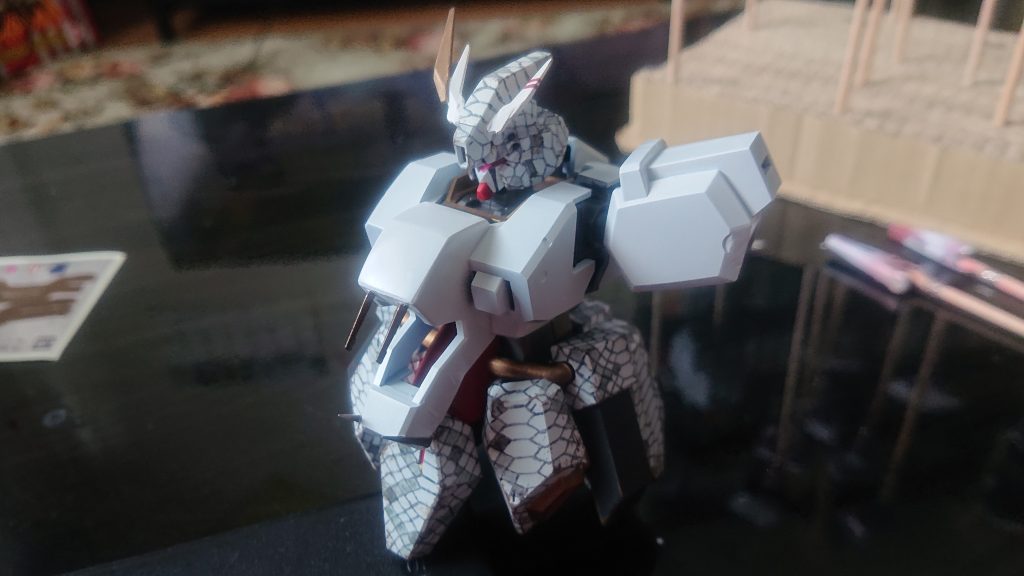 顔は追加装甲を外して別人みたいになってしまいましたが、特長の一つである片角は誇張してディテールアップを図りました。