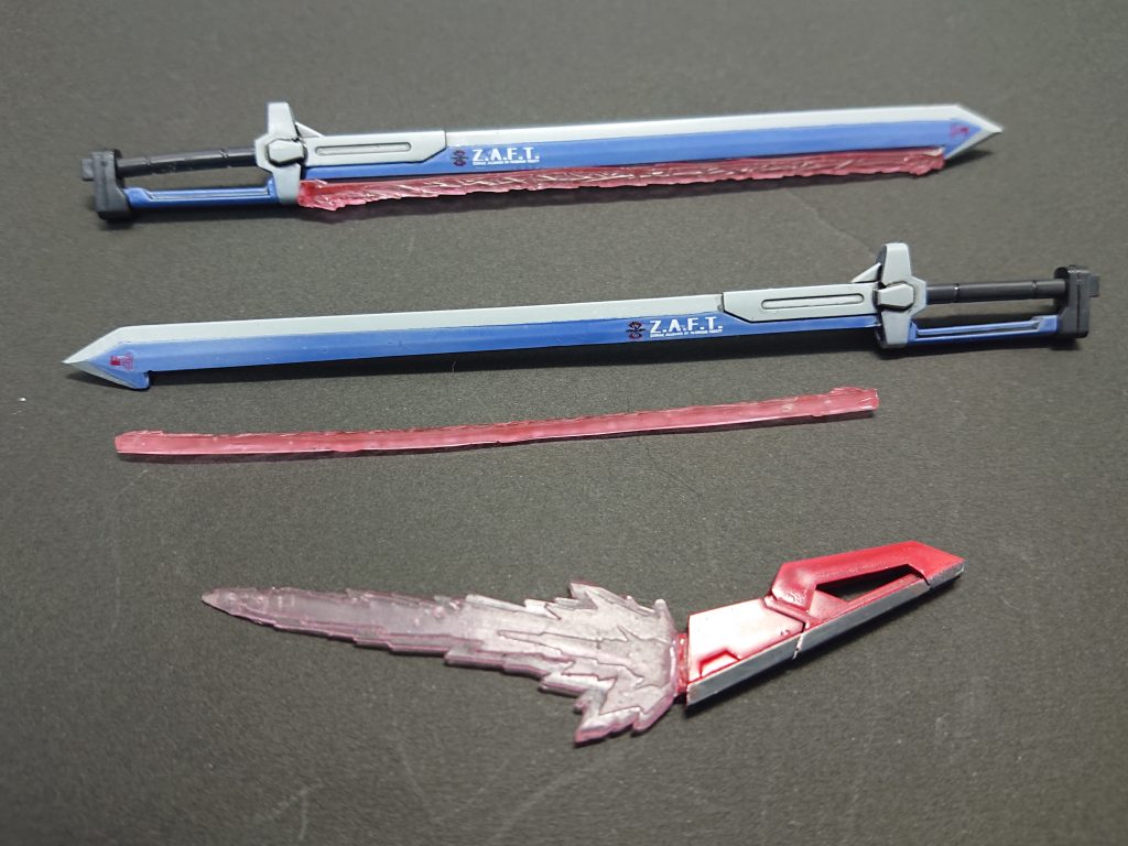 ちょっとだけ工作したポイントですが、エクスカリバーのビーム刃部分とブーメランの刃部分は同一パーツだったので、切り離したのち100均のクリアレジンで別パーツ化しました。着けるときは邪道かもですが両面テープで貼り付けます。色がいい感じになってよかったです。