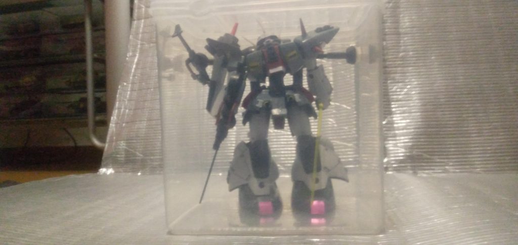 百円ショップの箱（107×149×163) の中に入れてますので、武器は、下向きです。