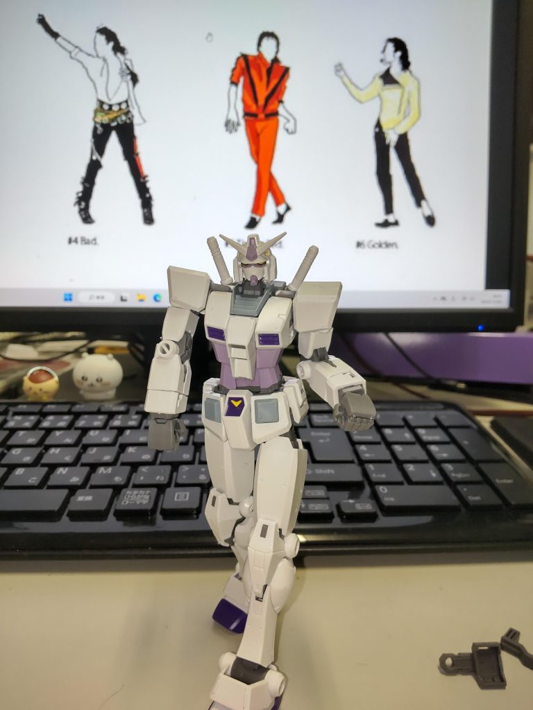 さすがにつま先立ちはできませんが、足自体をクロスさせてもちゃんと立ってます。