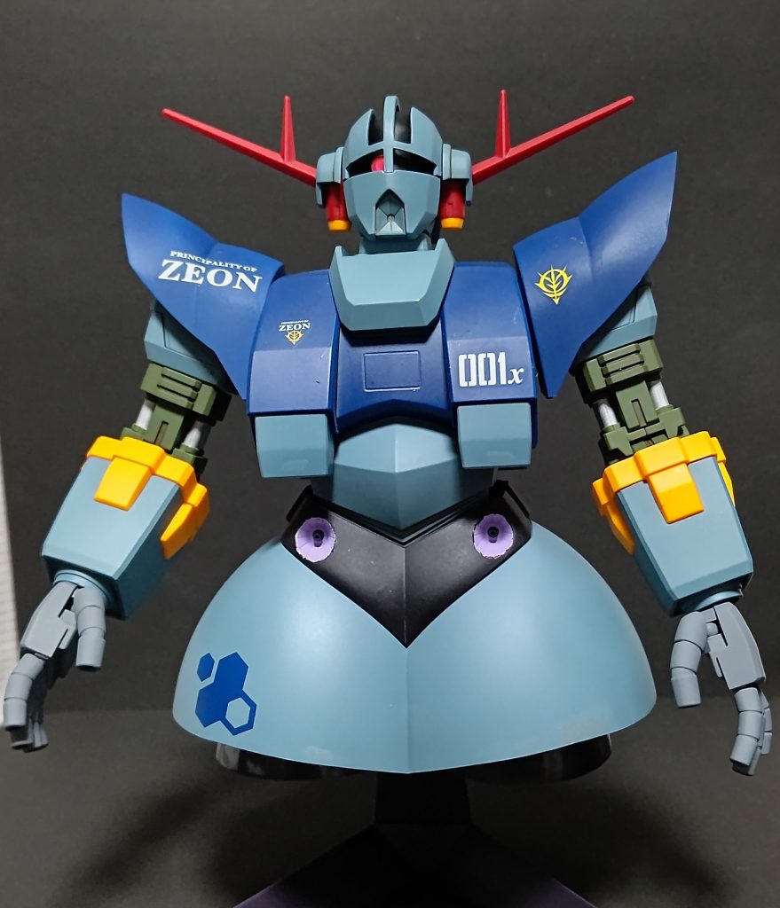 正面のヘックス迷彩は控えめにワンポイント 