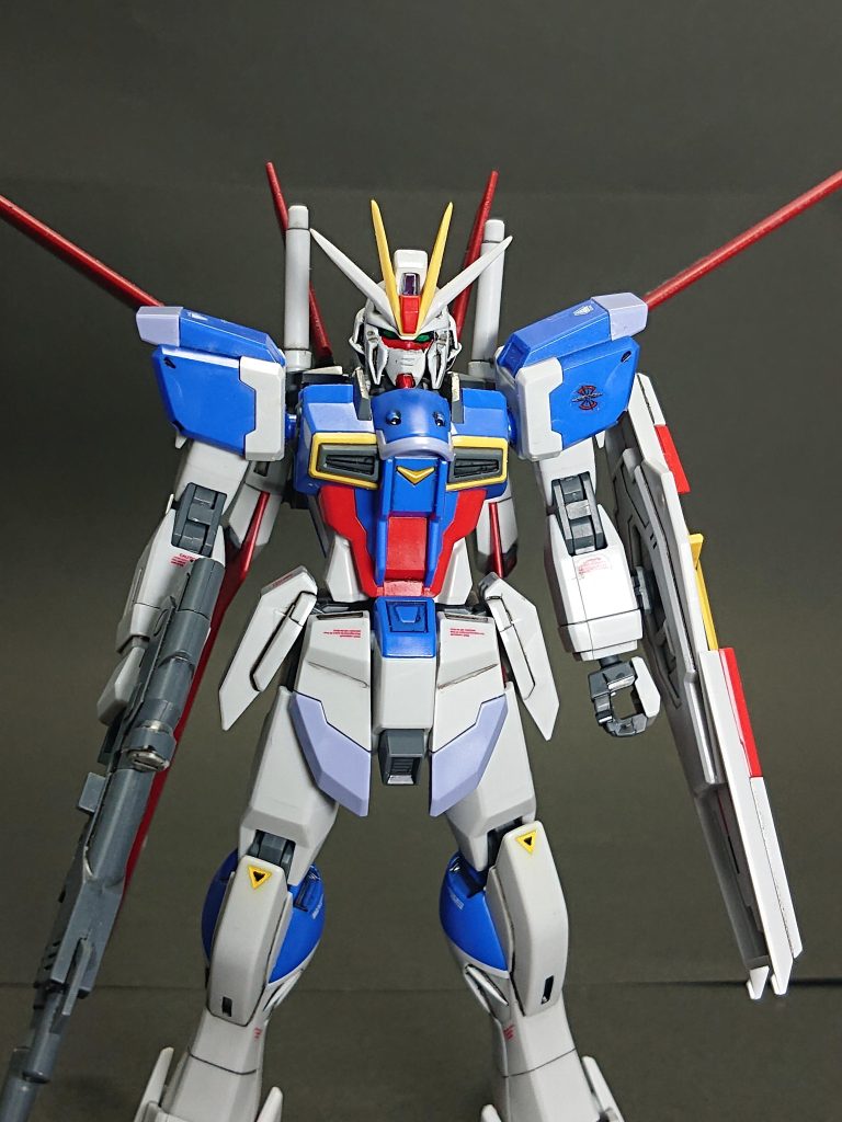 頭部以外はHGCEのフォースインパルスガンダムのままです。キットのままでは顎が細く感じたので、FGの頭部ベースでフェイスをパテ等で調整し、ヘルメット奥側にしています。アンテナはHGCEのものです。やはり144サイズだとフェイスの作成は難しくて少し歪んでしましました(汗)