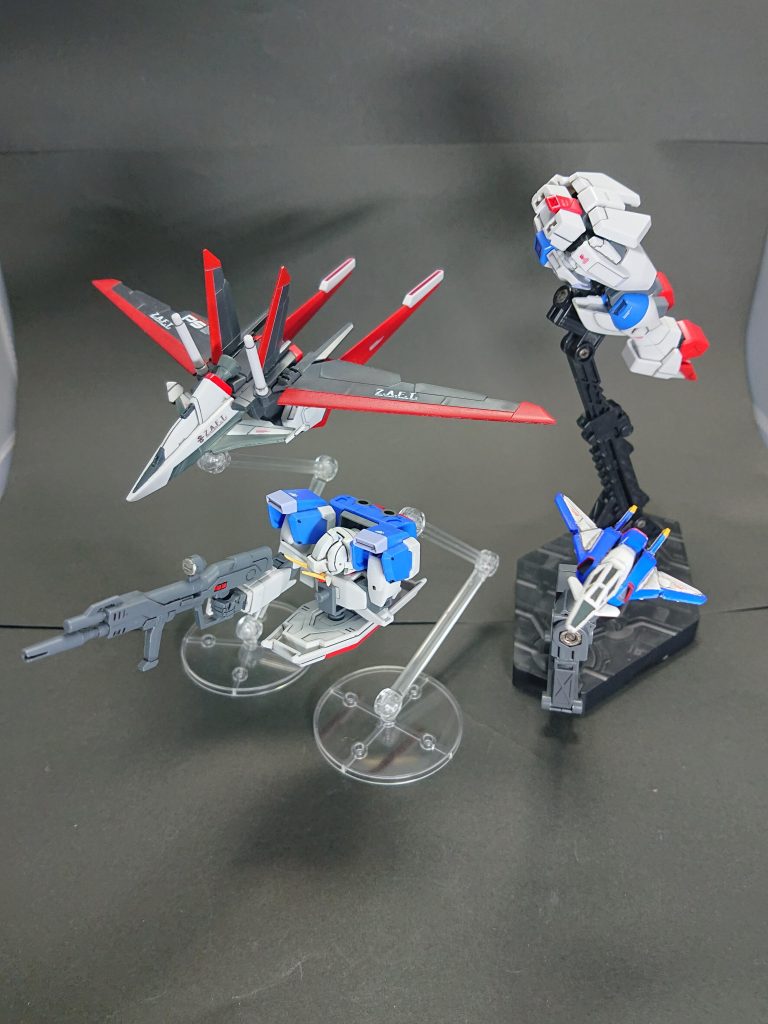 頭部がちょっとだけ大きくなりましたが、問題なくフライヤーになります。コアスプレンダーは頑張って塗り分けしました。フォースシルエットもガンダムデカールで情報量を増やして良い感じになりました。