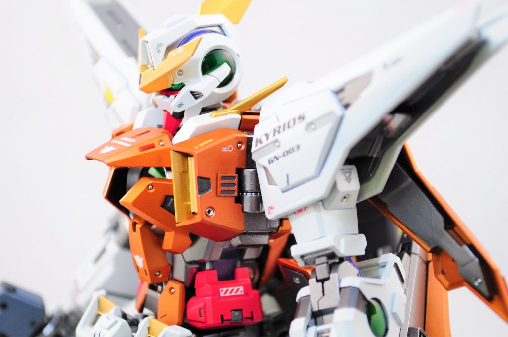 塗装のほかにはMSGのディテールパーツや、切り出したプラ材、ハイキューパーツの各メタルパーツを全身に施してあります。