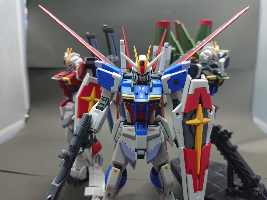 まずは基本のフォースインパルスガンダムでした。後ろにある通り、インパルスガンダム3体作ってました。インパルスはRGでも出てますが、お手頃なHGシリーズでかつプレバンキットを使わずにシルエットを再現しようと頑張ったのでそちらもよろしくお願いします。最後までご覧いただきありがとうございました。