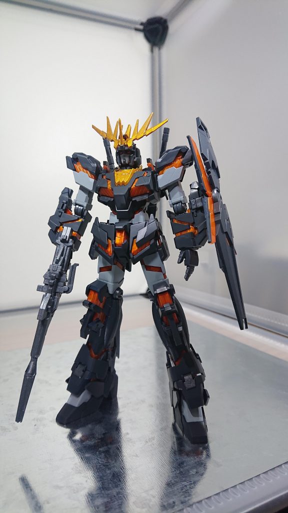 ユニコーンのランナーそのままなので腕はノーマルでマグナムとシールド装備させ襟部分はノーマルにも出来ましたがあえてギザギザのほうに