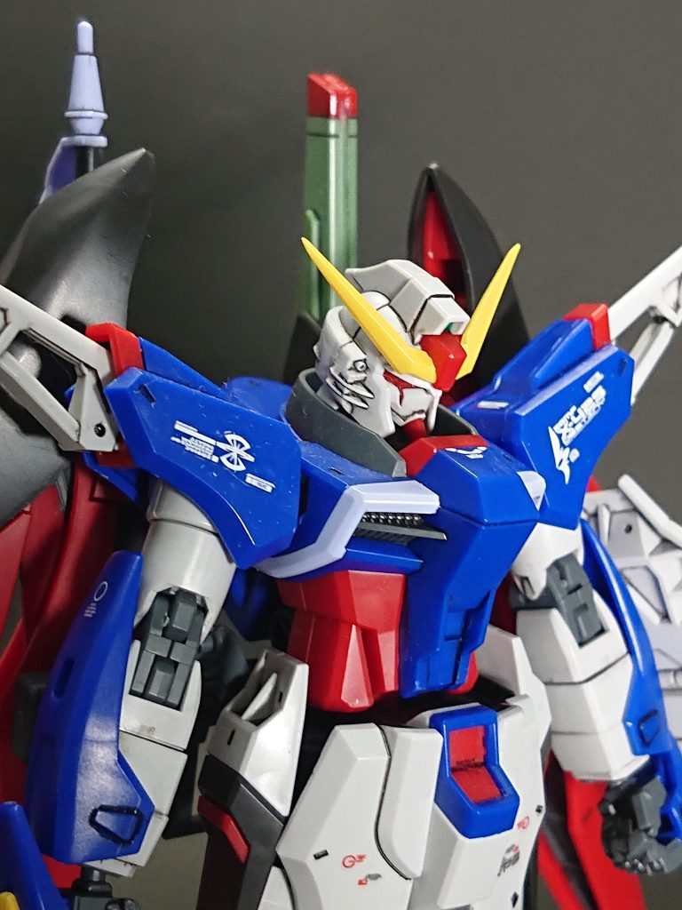 HGでしたが折角なのでRG デスティニー用のガンダムデカールを使ってデコレーションしました。ザフトマークやフェイスマークなど良いアクセントになりました。