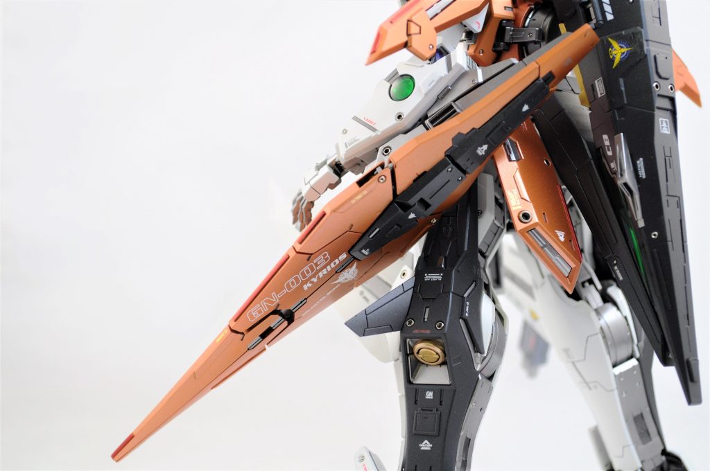 シールドやや腰など、全身の各部に張り付けたプラ棒の一部はアクセントで赤く塗ってあります。