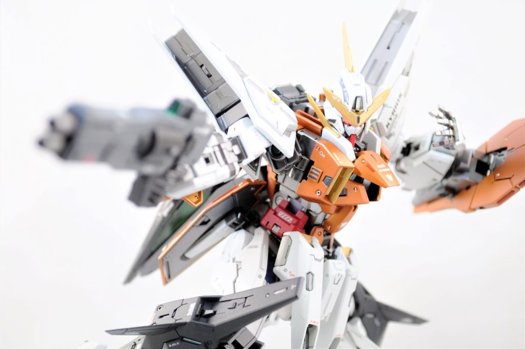 それでは少々暗いというか、濃くなりすぎるので最後にクレオスのムーンストーンパールをかぶせて、白っぽく明るい方向へ色味を戻しました。