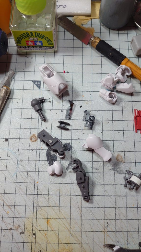 太ももの合わせ目消しと塗装が悩ましかったですが、色んな情報を参考にしつつ、いいとこ取りみたいな感じでやりました。内部フレームを分割して、後から中で組み立てるような形にしました。これがばっちりハマるんですよ。もう、最初からこうやって改造してくれ、と言わんばかりに。