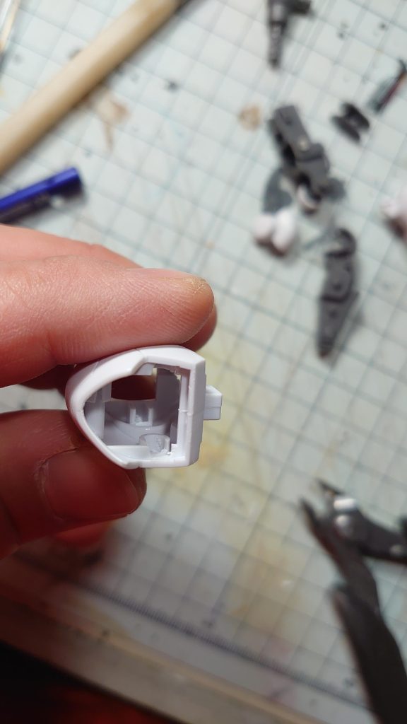 ピンがうまくスライドしてはまるように穴の方にも切り込みを入れて、ピンを少し短くすると、うまい具合に段差で収まります。最初からこういう構造にすればいいのに、くらいにうまく行きます。※説明が雑ですみません。