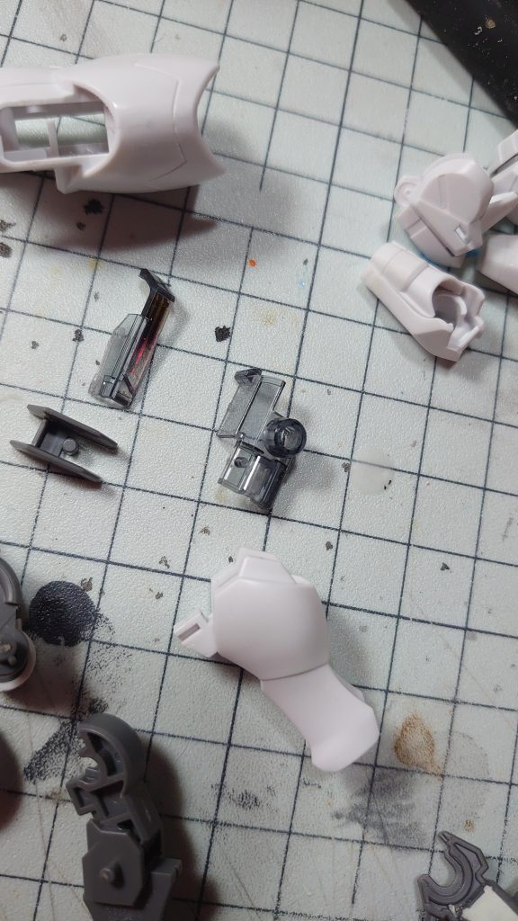 クリアパーツもこんな風に分割して後からはめ込みます。全く無理なく、しかも後から接着とかしなくてもよい。もう公式でもいいくらい(笑)