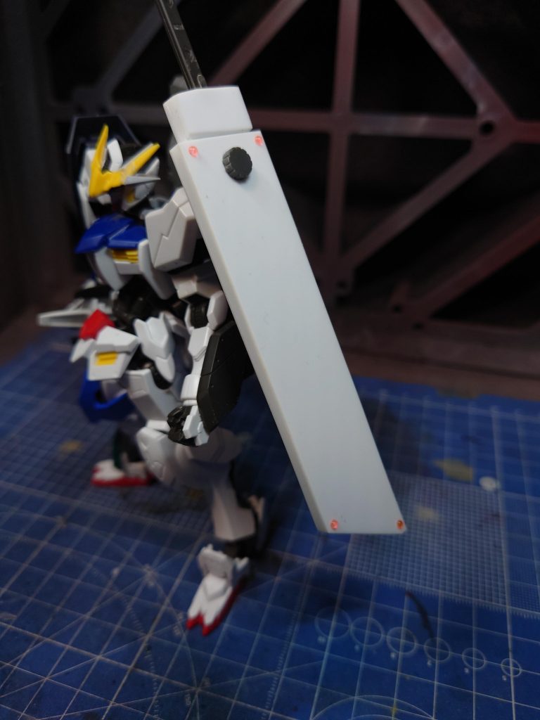 特徴的なバスターソードはプラ板から制作しました