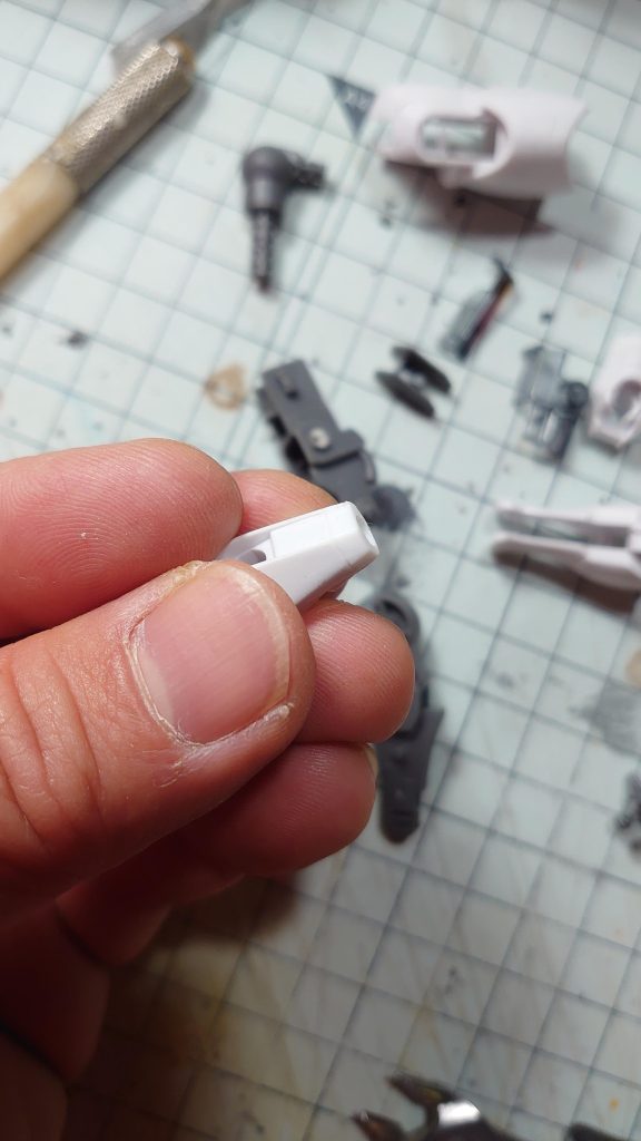 手首は2ミリほど延長。ショルダーアーマーは上部を1ミリほどボリュームアップ。この二箇所で結構印象が変わります。