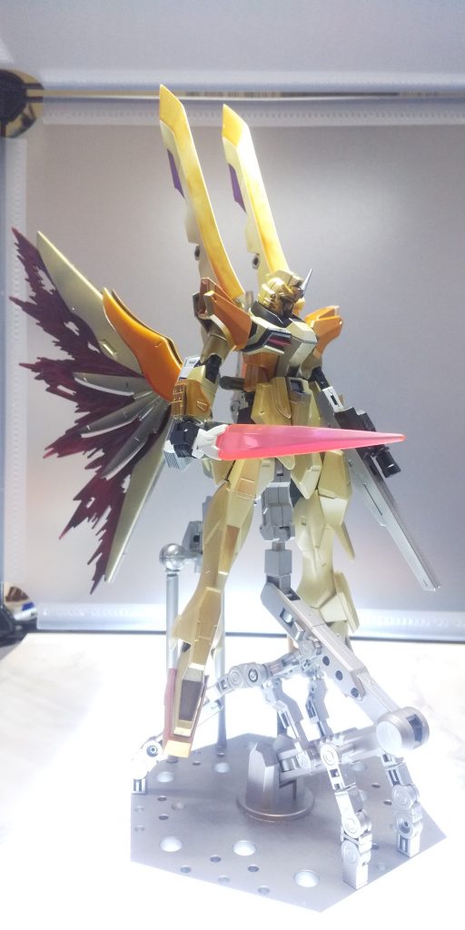 光の翼は使う予定がなかったけれどなんとなく塗ってみました。後いつものようにバランスが悪いのてスタンドを用意。意味もなくスタンドを補強してごちゃごちゃさせました。