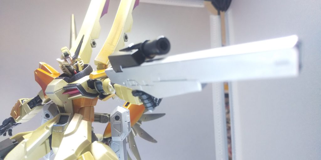 街を破壊するモビルスーツの徒党、逃げ惑う人々、地面に咲き誇る赤い薔薇の花……。一体のジンが、慰霊碑の丘へと進路をとる。そこを破壊しようとしたのか、またもやただの移動ルートと定めたのかは分からない。ただ確実なのは、安らかに死者が眠るその場所が、荒らされると言う最悪の事実だ。そしてそのジンが慰霊碑のあるエリアに足を踏み入れようとして――――光がコックピットを貫き、テロリストを焼き尽くした。