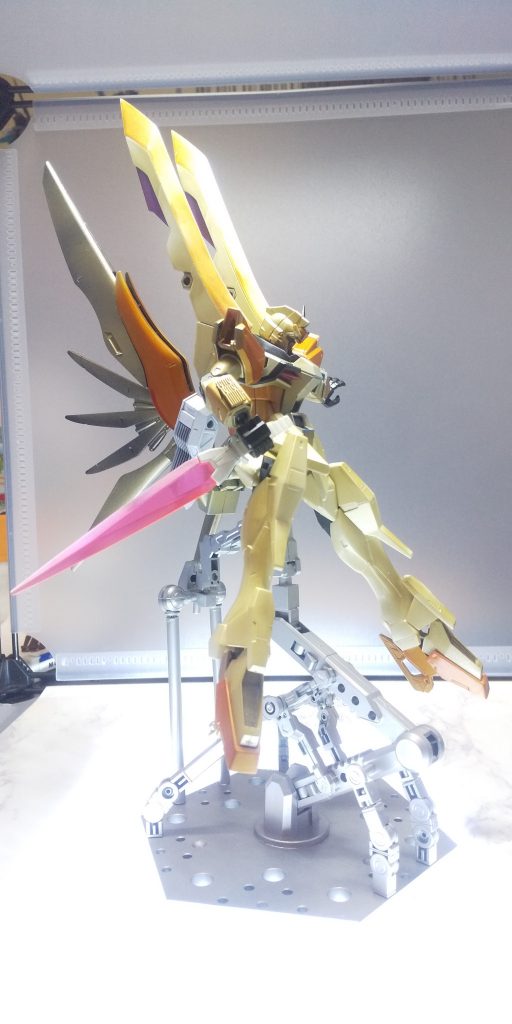 両手のシャイニングフィンガーは撤去。元キットだとビームシールド発生装置をいちいち組み替えなきゃいけないのが大変面倒だったので、ビームシールドがいらない説得力を増すためにヤタノカガミコーティングとしての金色で塗りました。なんで発生装置パーツを４つ付けておいてくれないんですかどうして。