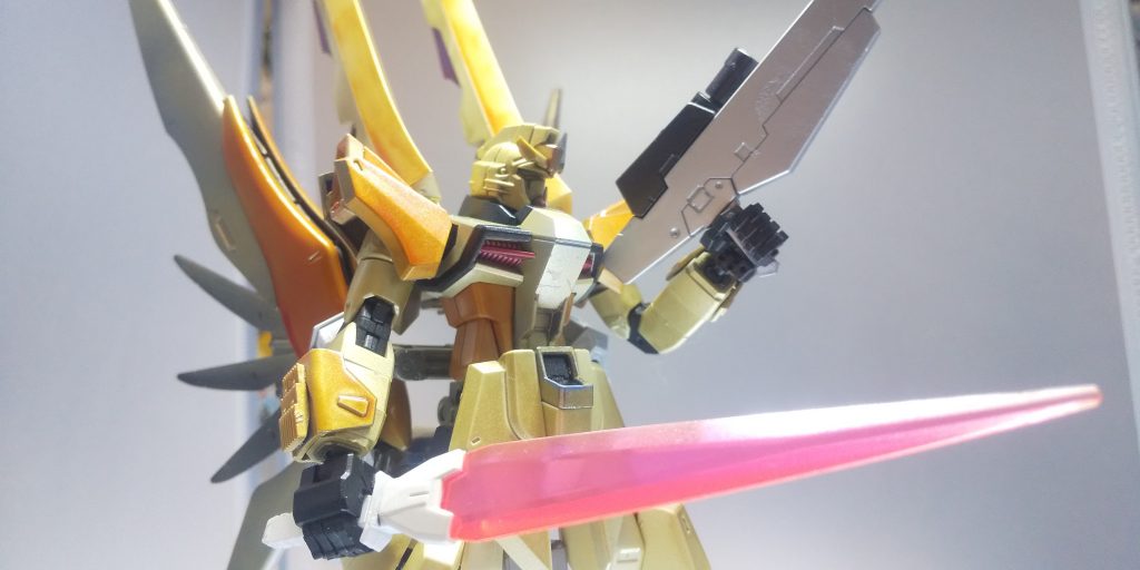 「――間に合ってくれたか、シン……！」ヤタノカガミをその身に纏う一振りの魔剣の勇姿を見よ。太陽を背負い金色に輝くその姿の何と美しいことか。 かつて手折られた魔剣は、祖国の手で鍛え上げられ、赤い瞳を持つ少年が待ち望む力となった。 ORB-02[X42S]-A   デスティニーアライブ 「――もう二度と、オーブは焼かせない。俺の大切な人達が眠る、この場所を！ ――俺の、俺の故郷を！！」