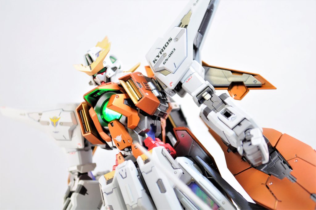 LEDユニットも搭載済み。全身をパール、メタリックで塗装し、仕上げはセミグロス。強めの光が当たるとキラリと輝きます。