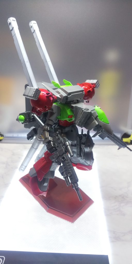 肩の赤い部分はレーダーセンサーで、先端の物体は観測ドローンを打ち出すポッドである。胸部から伸びる部分にもレーダーやらセンサーやらの機材が詰まっている。