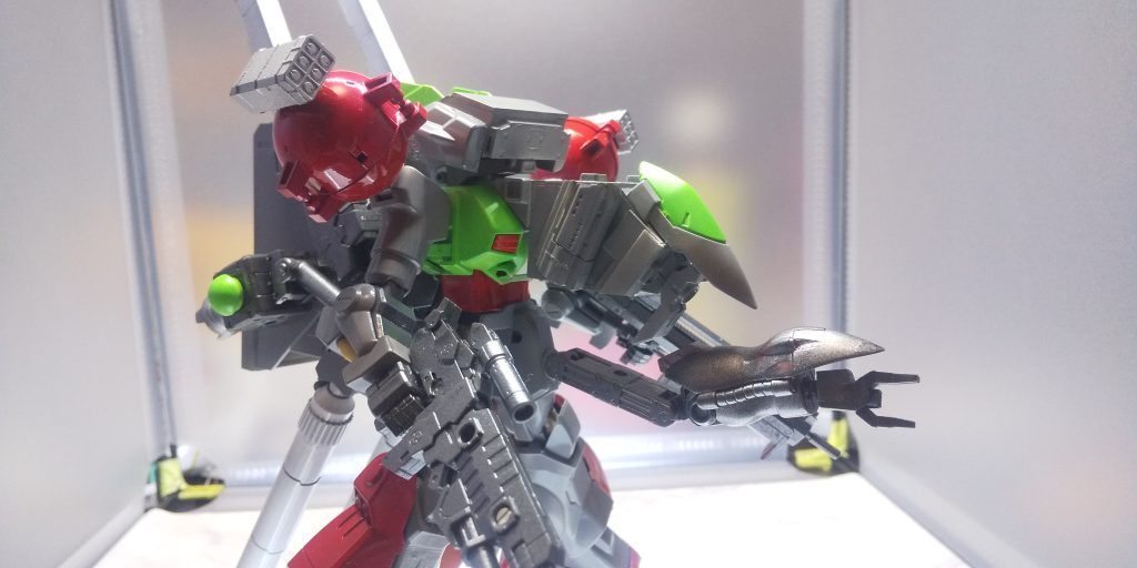 サブアームは宇宙空間を漂っていたモビルスーツの腕部らしきパーツを再利用している。機銃つきなので自衛のためにも使用できる。