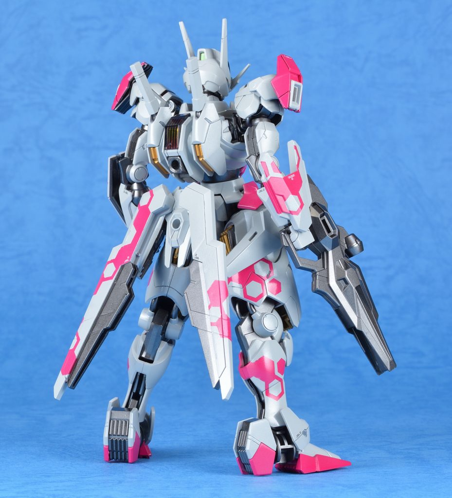 ビットオンフォームではヘックス迷彩が施されたビットが全身に分散されるため派手な印象となります。