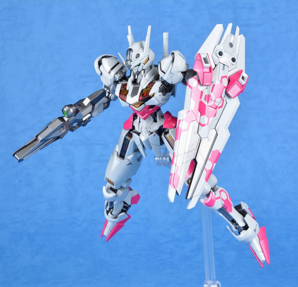 シールド形態としてビットが合体すると迷彩柄が繋がります。