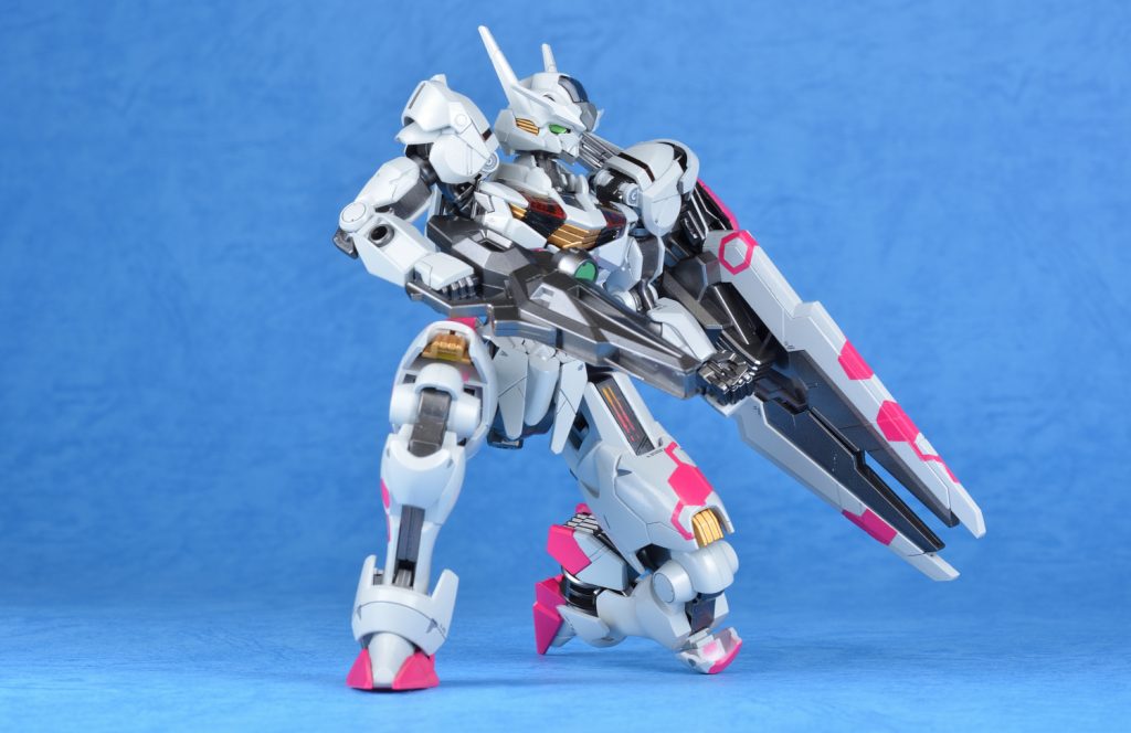 機体を見る方向によってはピンク部分が隠れてグレーメインのモノトーンに近い印象にもなります。