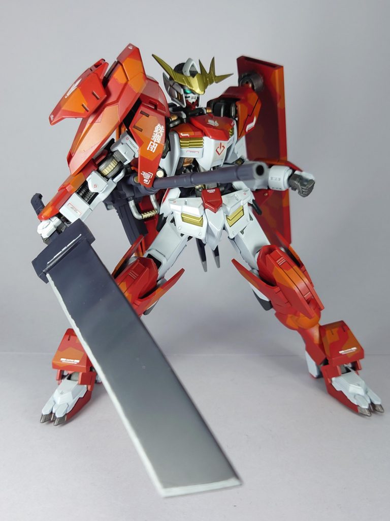 武装紹介その3200mm大型ライフルバックパックにマウントされており、脇から抱えるように構えます元々の経口は170mmですがピンバイスで拡張しています