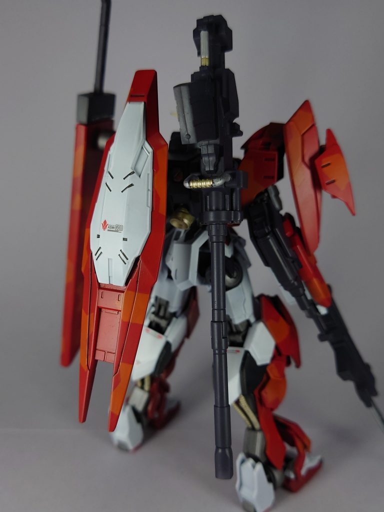 背面には大型ブースターを装備しており、重武装による機動低下を相殺しています