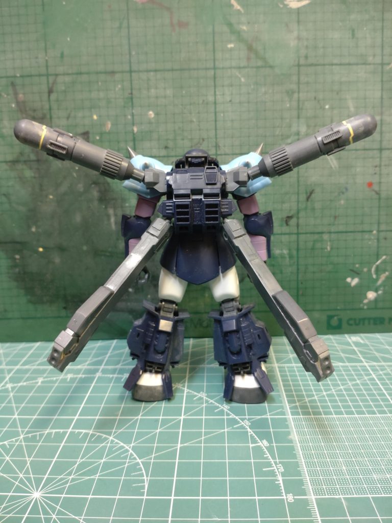 肩アーマーはグフカスタムから腰のフロントアーマーとセンターアーマーはボテッとした印象を受けたのでできるだけ削り込んで小さくしました