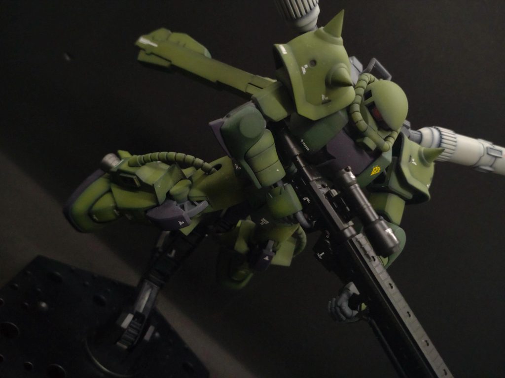 ビーム兵器が使えるか使えないかはとりあえず置いておいて一番好きなライフル装備させました機動性を活かして動き回りながら隙を見て撃つ戦法を想定したので反撃されない前提で盾と近接武器は無しです危なくなったら逃げます