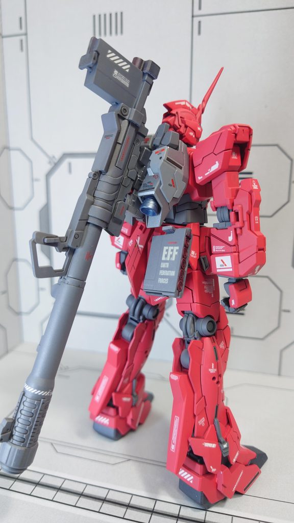 ちょっといじって足の可動域を拡大して膝が地面に着くようにしました(￣ー￣)