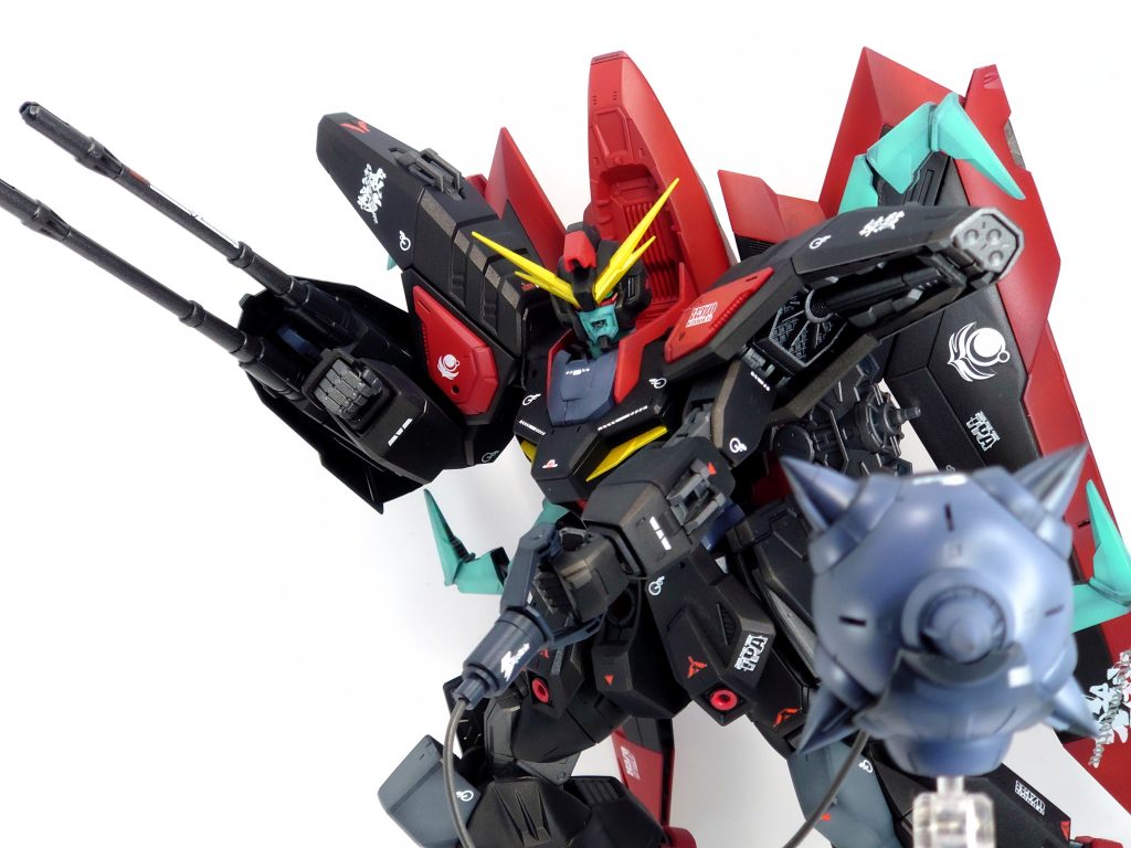 武装も近接用のビームサーベルを持たず破砕球ミョルニルを装備セオリー無視のアウトロー感がカッコいい😁一応、振り回してビームを無効化していたらしいので多少の優位性もあるようです。