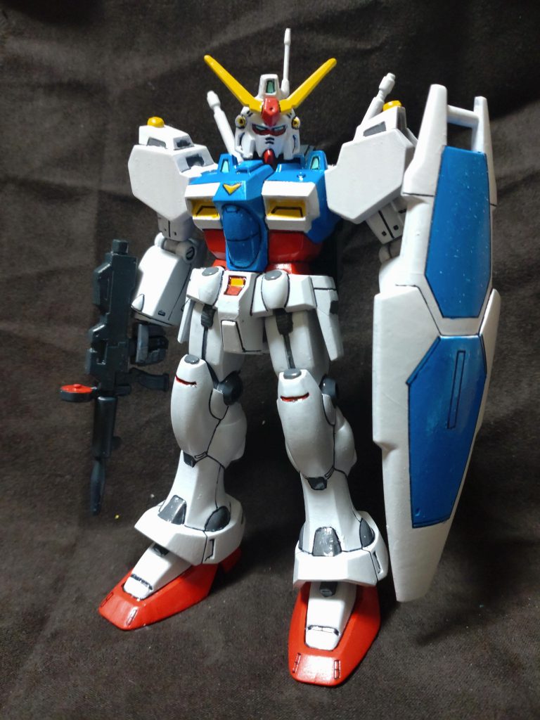 さて、素組みしたところ、成型色2色(ホワイト、ブルー)のみ、関節は軸稼働のみで最低限と、GP02と仕様は変わらず残念な感じでした…。