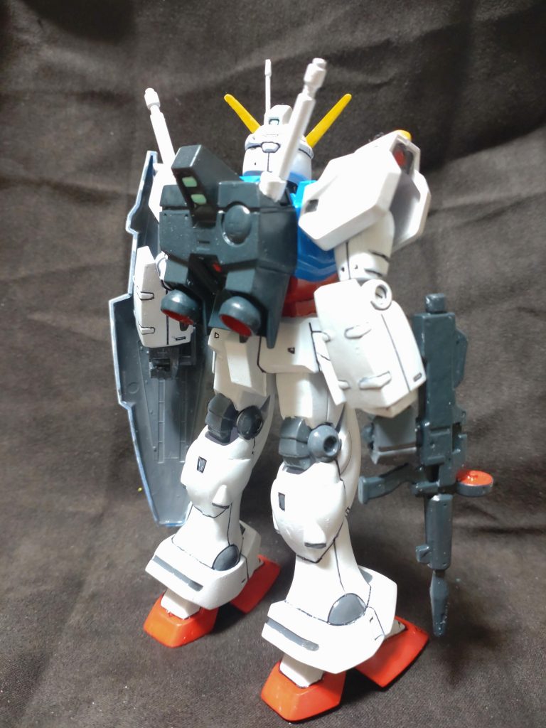 バックパック、背部の造形も細かく再現。