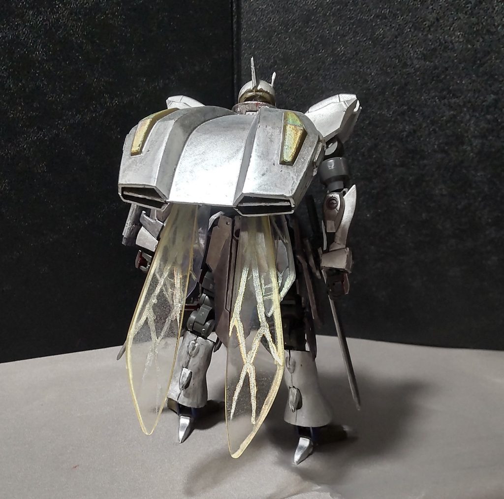 リアビュー今回羽根を2枚大きくしてみました。使用したのは1/48ビランビーの小サイズの羽根になります。その為、機動性はビルバインを超えているのだが、操作性がかなりピーキーになっている。※オーラコンバーターや羽根は可動します。