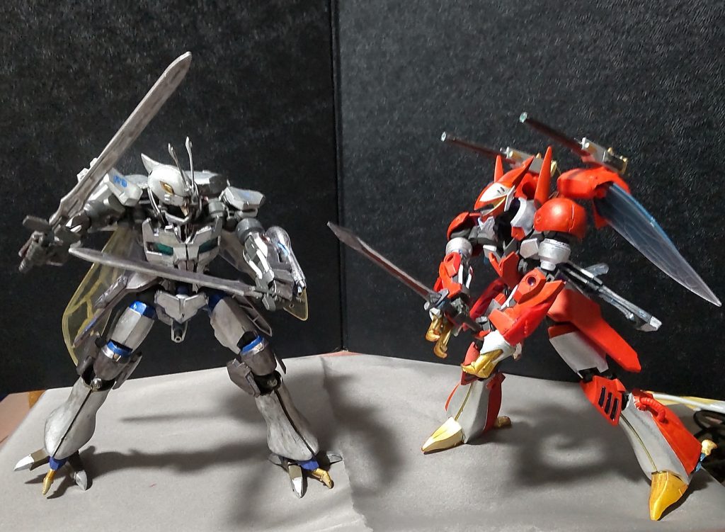 前作のビルバインとの一騎打ち!頭部が同じオーラバトラー同士になるので、画になりますねぇ。
