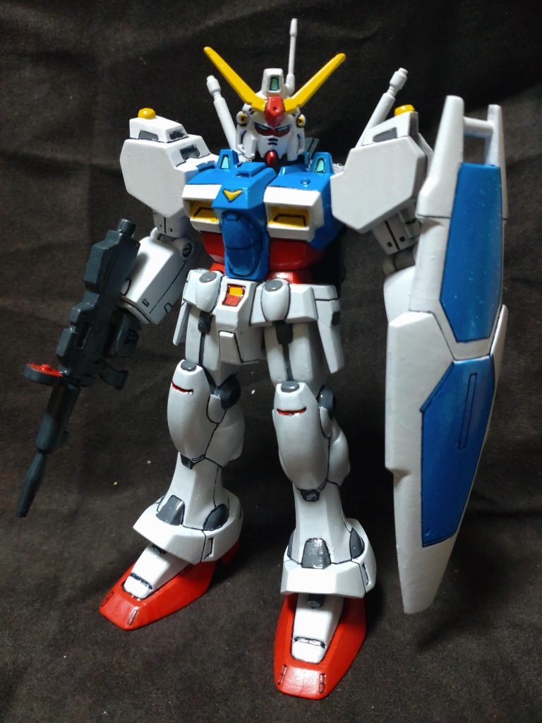 頭部アンテナは自分の趣味で黄色で塗装。どーでしょ?シールドやビーム・ライフルはブルー一色なので、グレーサフの上から筆塗り全塗装。