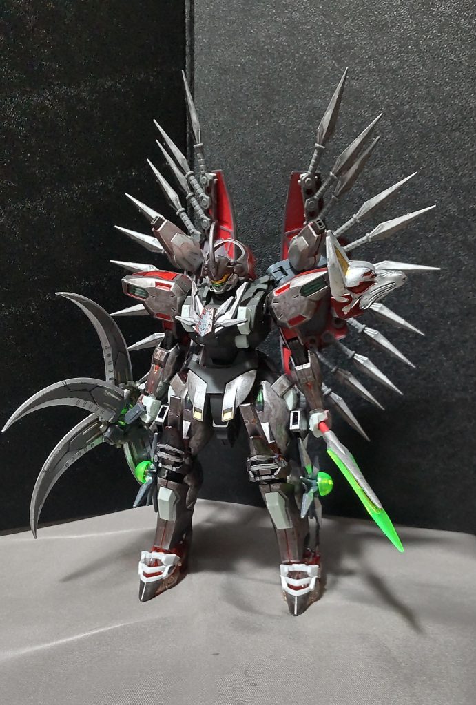 肩のアンビカーを背中に移したら、パラス・アテネやベルガ・ギロスのような感じになったので、試しに大量のクナイを付けたら、意外としっくり来たので、そこから手裏剣などを増やしていって今の形になりました。