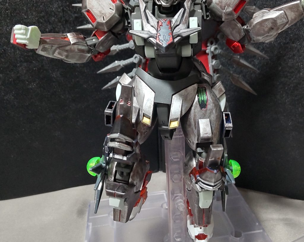 ○マキビシランチャー両太腿に装着されている固定武装。誘爆性のあるエネルギー弾を前方に射出して攻撃を行う。範囲攻撃になるので、複数の相手やドローンを一気に処理する際に使用される。※元ネタは忍者戦士飛影になります。