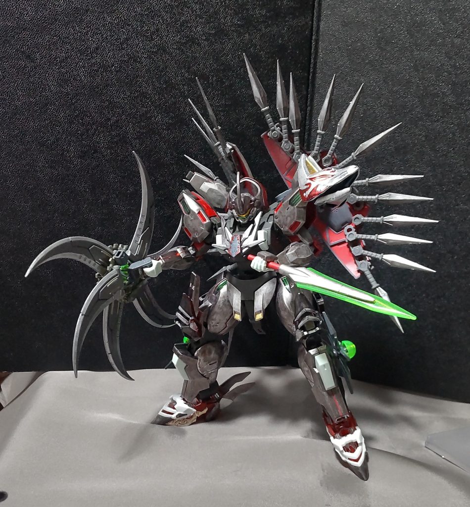 脚部のシャクルクロウはオミットしました。※接続部がフニャフニャになっていって、終いには立てなくなったのが痛手になりました。代わりに悟空インパルスの脚を下駄にして、新しい脚を作りました。