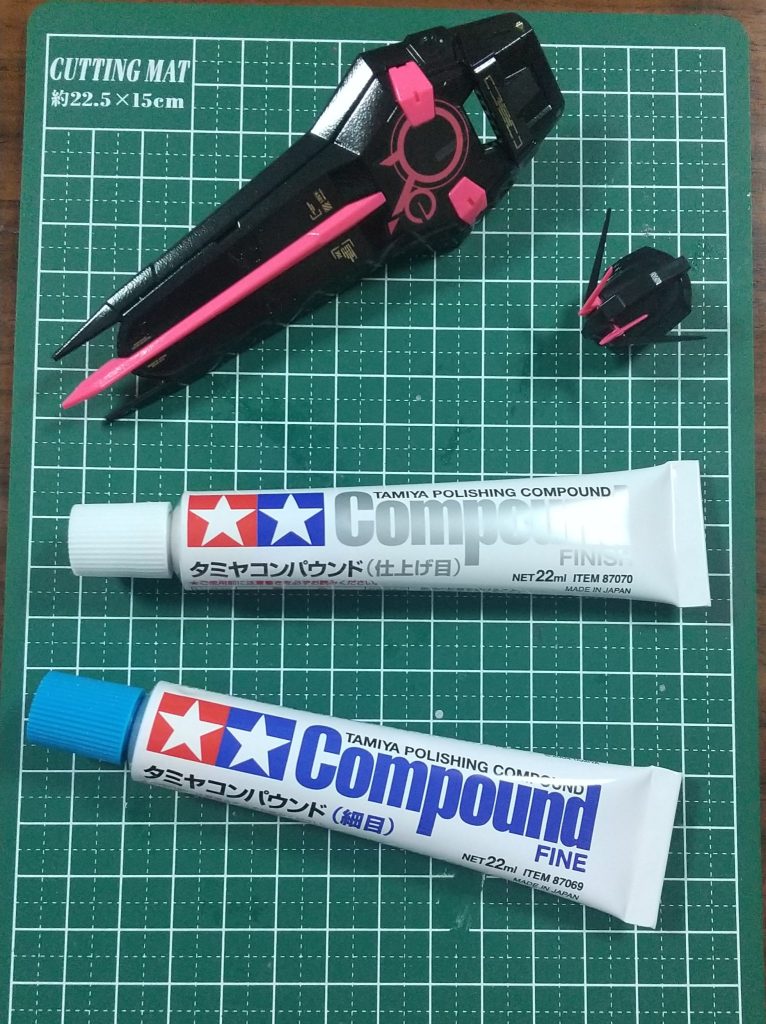 缶スプレーのプレミアムトップコート(光沢)をコッテリ目に3~4回程吹き、2週間程放置。その後、コンパウンドで磨いてみました。