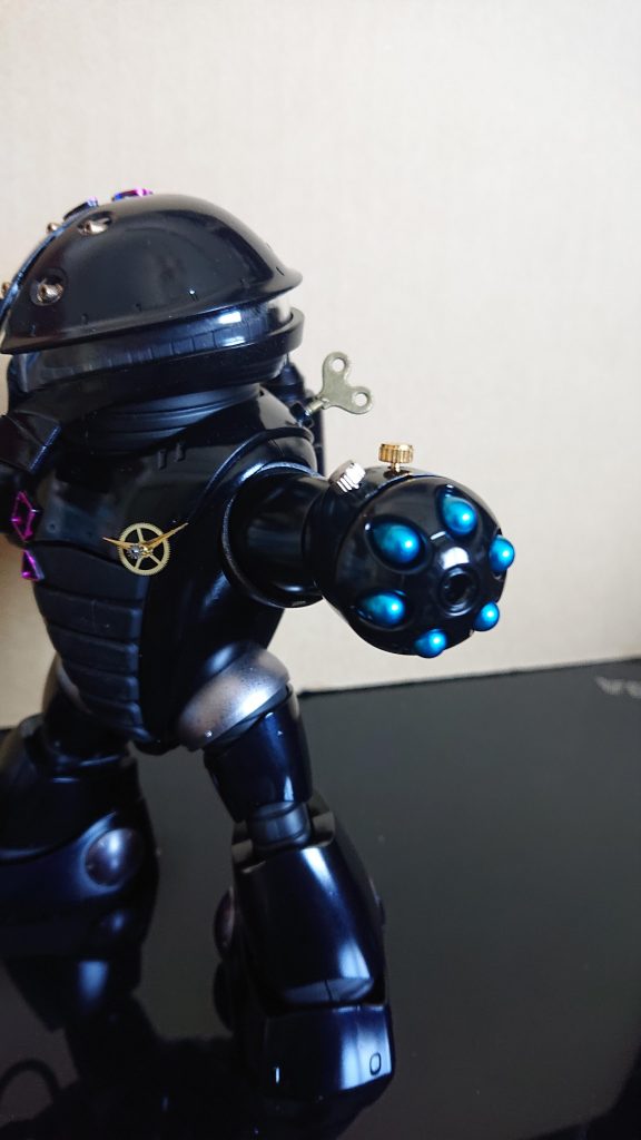 元々スチームーパンク風にするつもりでいましたが、プリズムブルーブラックの色を使用してみたくて、カラーリングてきにサイバーパンクに路線変更。ただ、事前に穴を開けて閉まった部分にはスチームパンク用のパーツを装着しました。