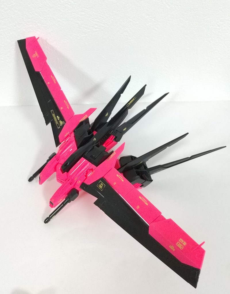 デカールは説明書を参考に配置。そして複数枚を使用し、付属の専用デカールのシルエットや印象に寄せたりも。