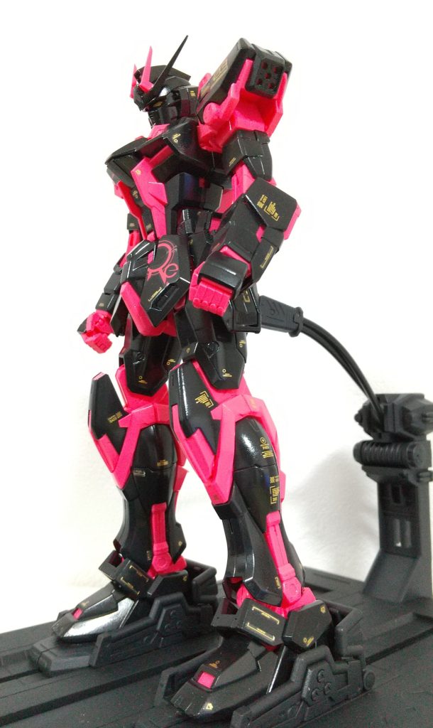 付属の台座は、主役を際立たせるべく、つや消しトップコートだけ。