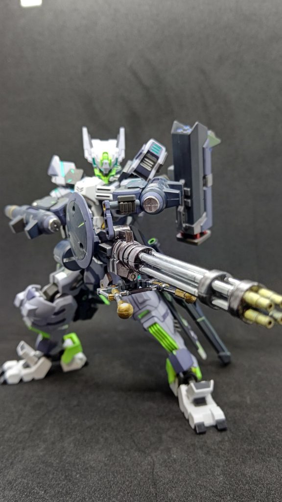 まずは男!いや漢のロマン!大物武器、ガトリングキャノン!!プルーマなどの小型MAをなぎ払ったり、もうガツガツ撃ち込みます!30MMのカスタマイズウェポン(ガトリングユニット)から使用しました、実弾系の武装は鉄血のMSに似合うのでベルトマガジンでの装備を検討していましたが今回はドラムマガジンで装備させてます。