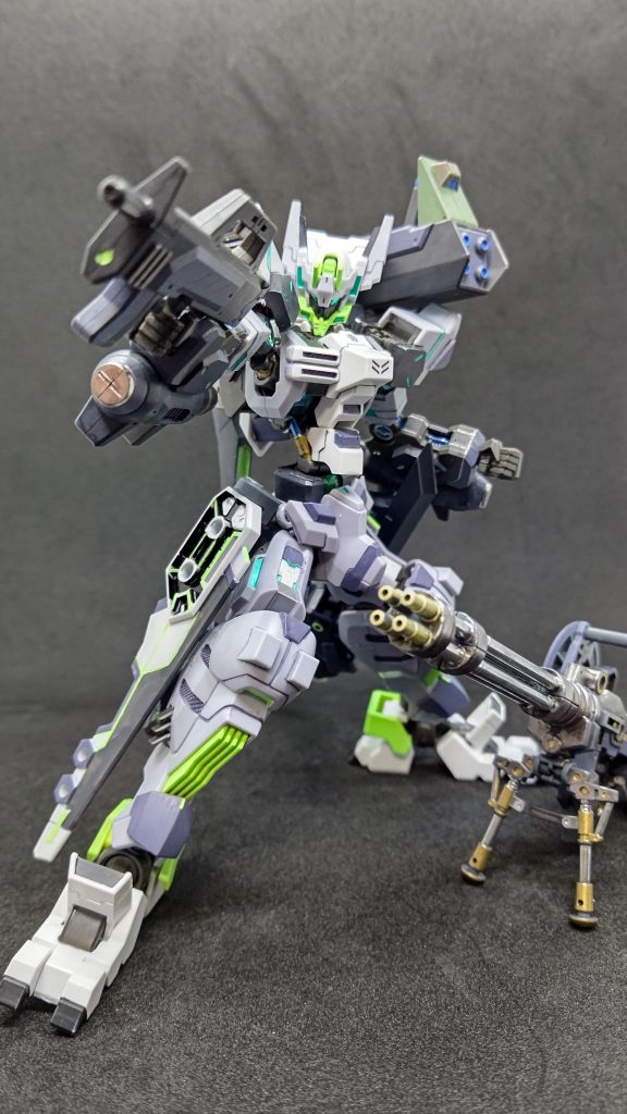 キット付属のアスモデウス用携行ライフルと正面むかって右側には4連ロケットランチャーを装備、配置はコマンドガンダムを参考にしました。ロケットランチャーは鉄血のMSオプションセットから使用しました。