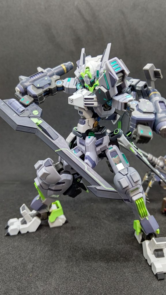 近接武器、ギガント・ジャベリンラインのスミイレにガンダムマーカーの蛍光グリーンを使用し、アクセントにしてみました。