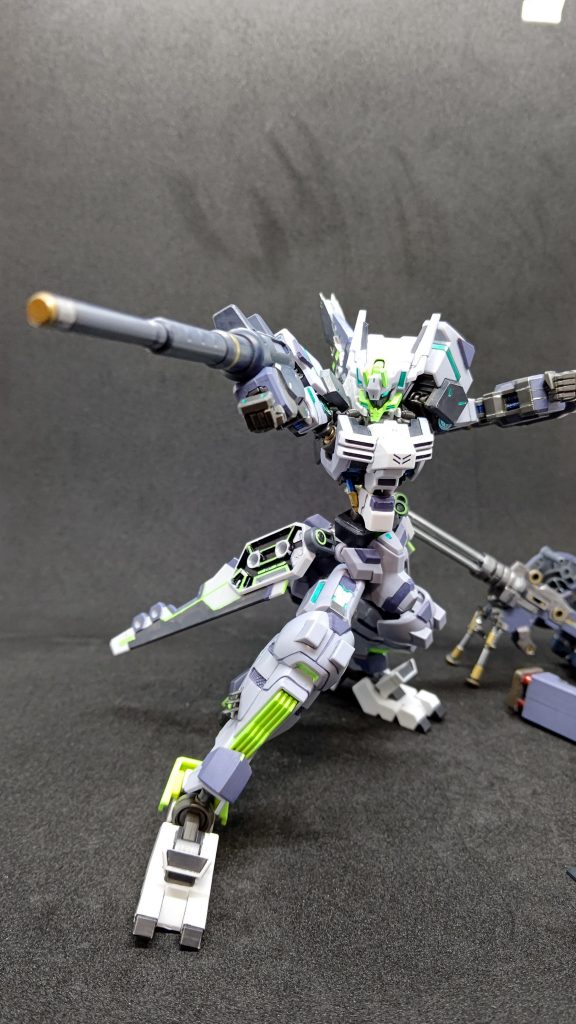 グラン・トンファーはパッケージのように殴りつけるのもカッコいいですが、パイルバンカーみたいに打ち込むのもいいかなと、このポージングにしました。